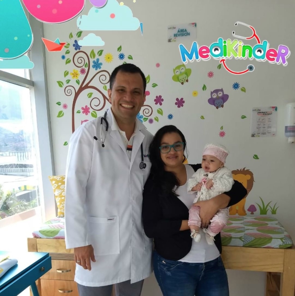Pediatra con mamá e hija enseñando sobre lactancia materna