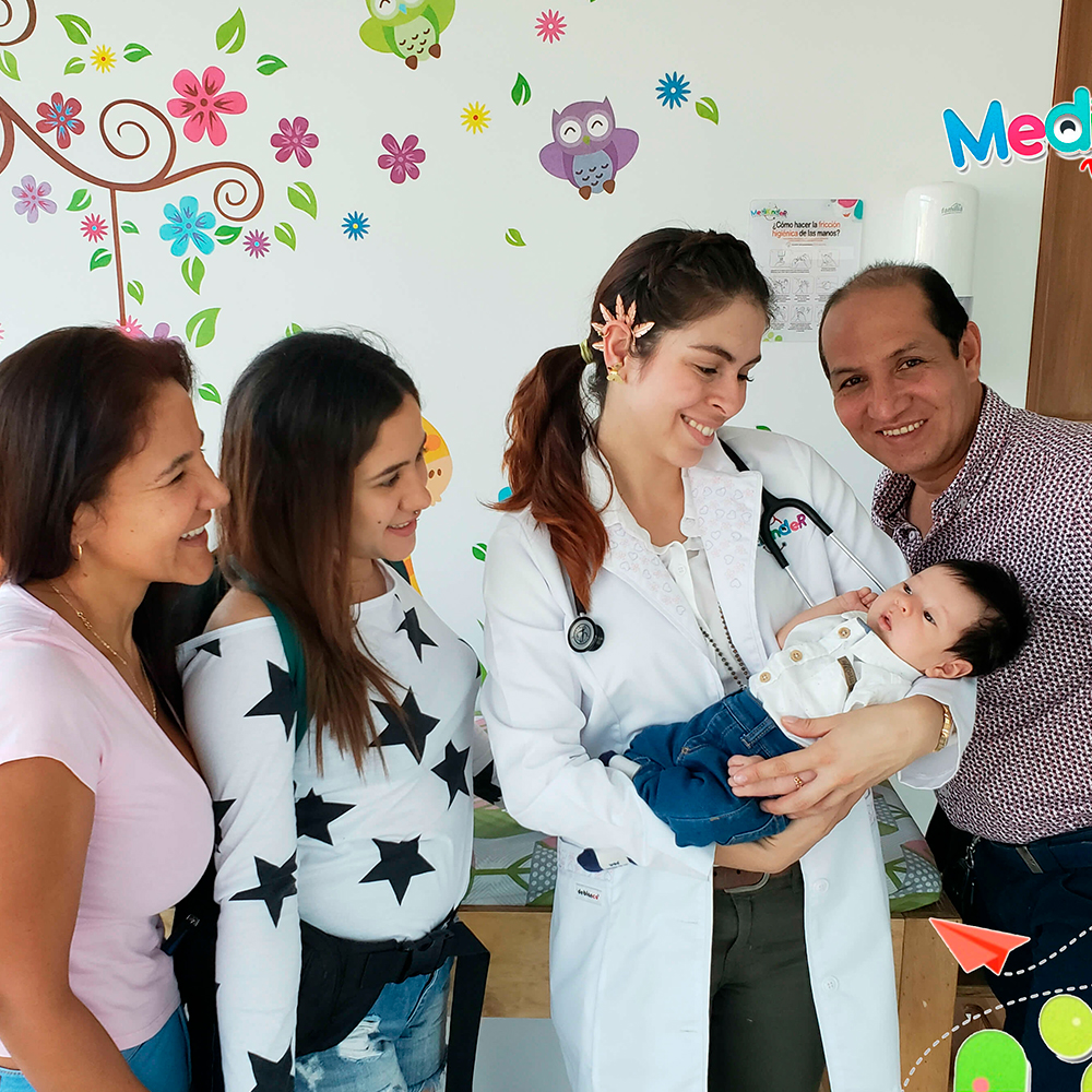 Pediatra enseñando a familia sobre la lactancia materna