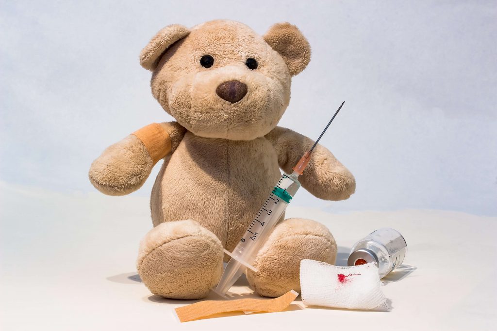 Oso de peluche con jeringa y curitas
