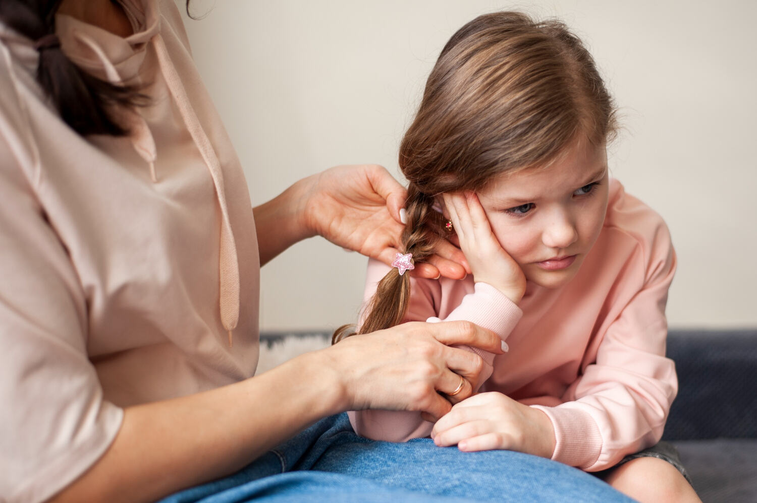 Niña sufriendo de otitis en niños